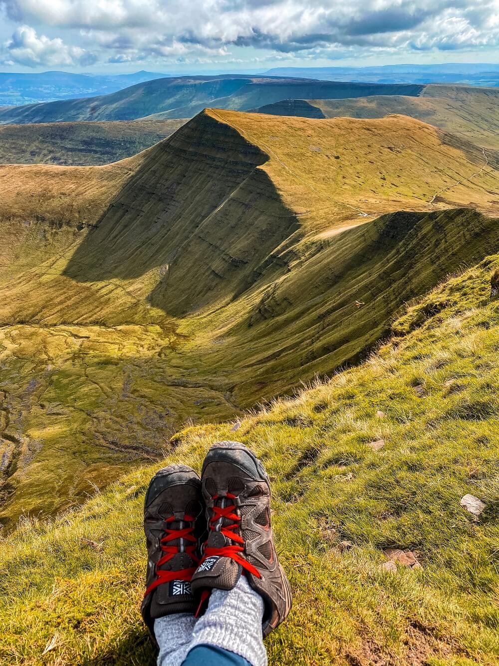 A Guide to Hiking the Pen Y Fan Horseshoe, Brecon Beacons, South Wales - Kitti Around the World